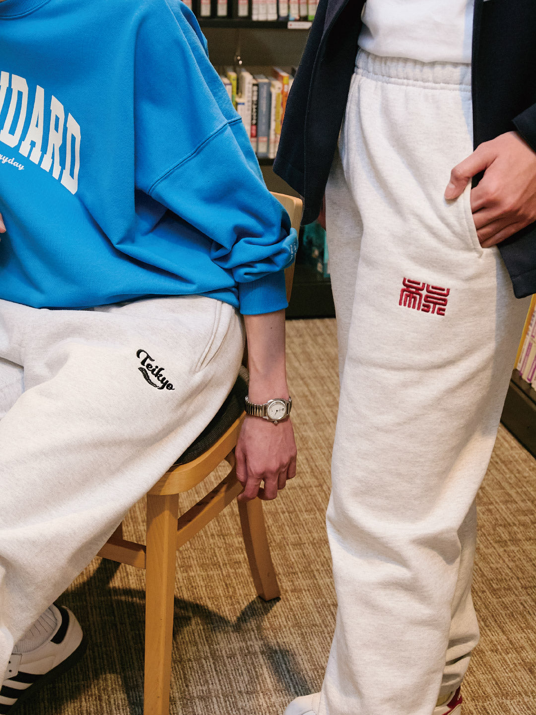 TEIKYO スウェットパンツ フェザーロゴ アッシュ – COLLEGE MARKET
