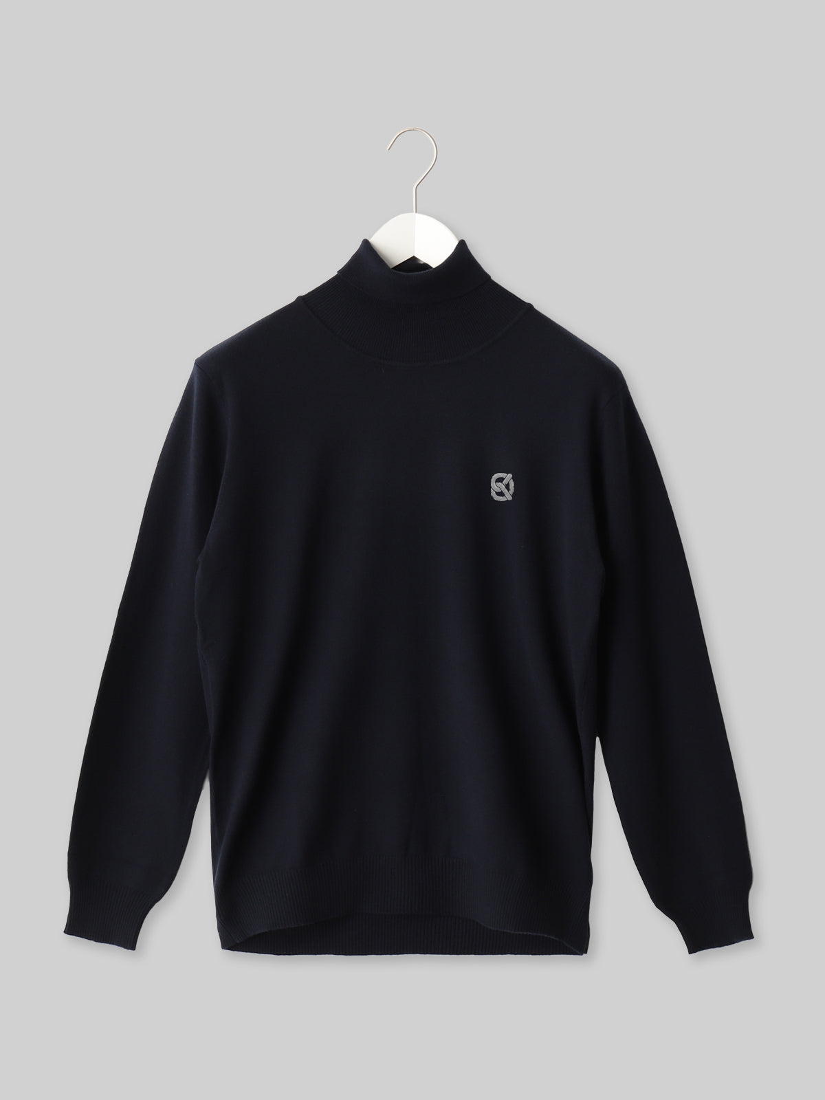 DOKKYO gim knit turtleneck with bretzel logo, navy